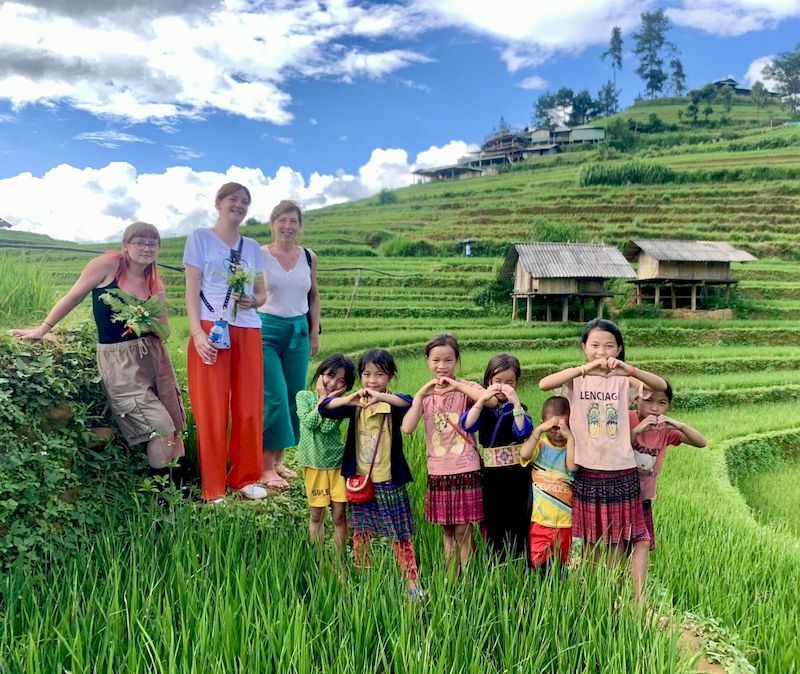 Nuestros viajeros en una caminata por los campos de terrazas de Mu Cang Chai