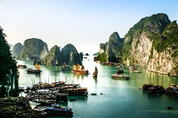 Muy hermosa vista de la bahía de Halong