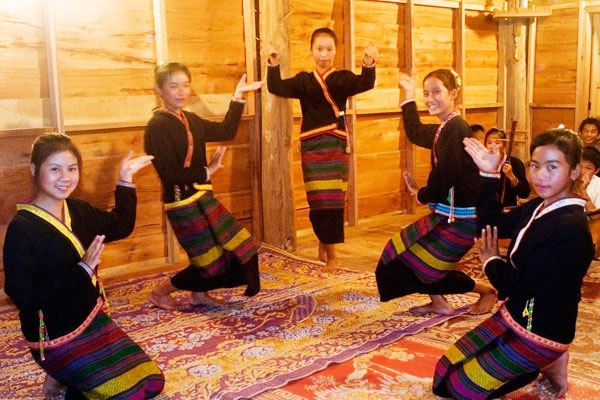 El espectáculo tradicional de un grupo étnico en Luang Namtha