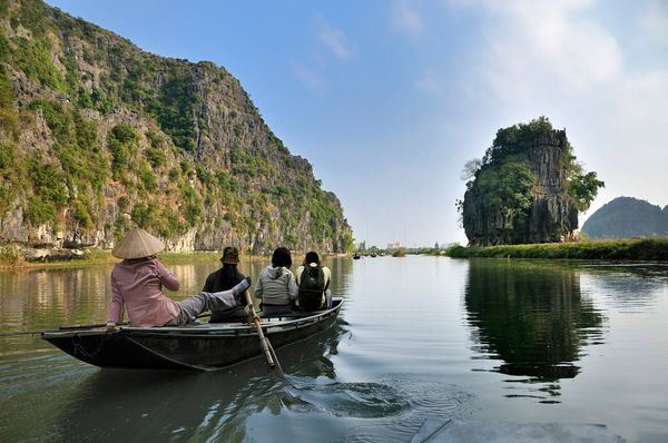 Tam Coc (Ninh Binh) también es un lugar perfecto para vivir un paseo en bote