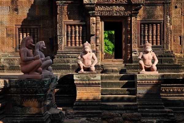 Banteay Srei, un templo camboyano famoso por sus intrincadas tallas en piedra arenisca roja